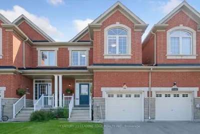 Att/Row/Townhouse in Richmond Hill