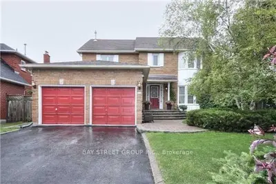 15 Nelson Circle, Newmarket, On L3x 1r1