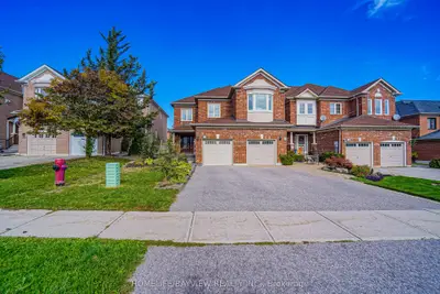 Att/Row/Townhouse in Newmarket