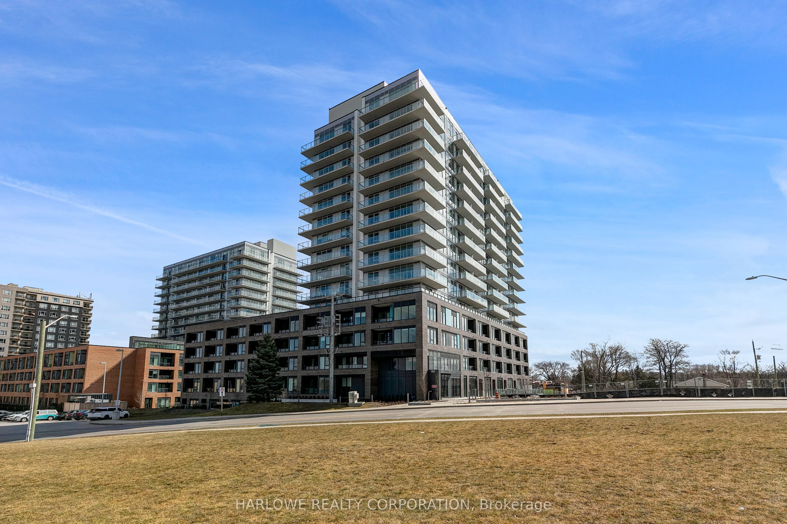 185 Deerfield Road 402, Newmarket, ON L3Y 0G7