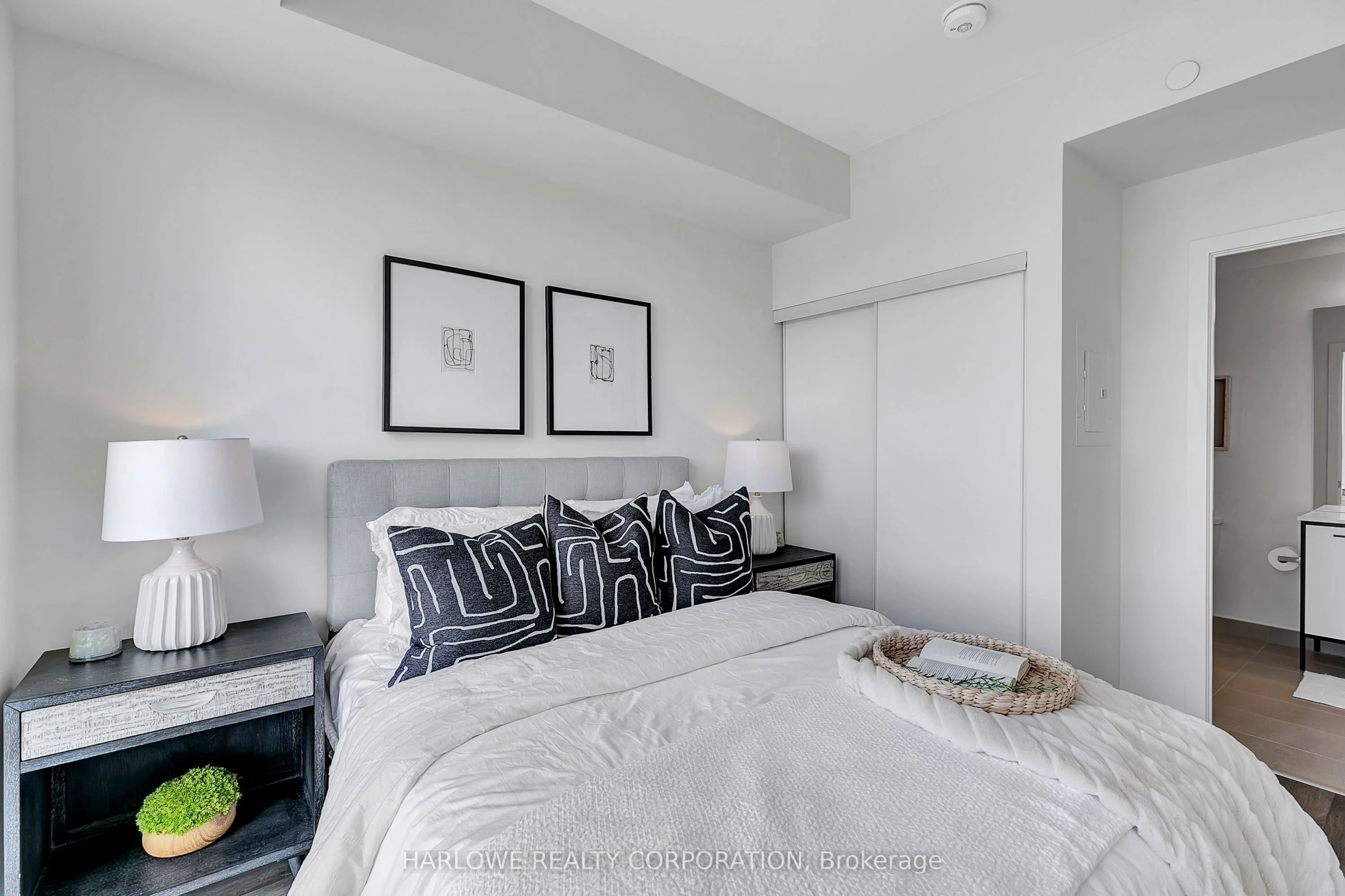 185 Deerfield Road 1306, Newmarket, ON L3Y 0G7