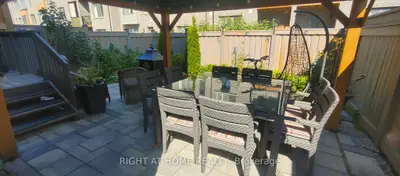 Att/Row/Townhouse in Newmarket