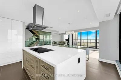 Condo Apartment in Vaughan