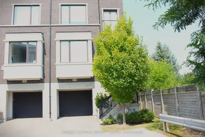 Att/Row/Townhouse in Richmond Hill