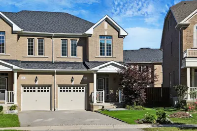 Att/Row/Townhouse in Aurora