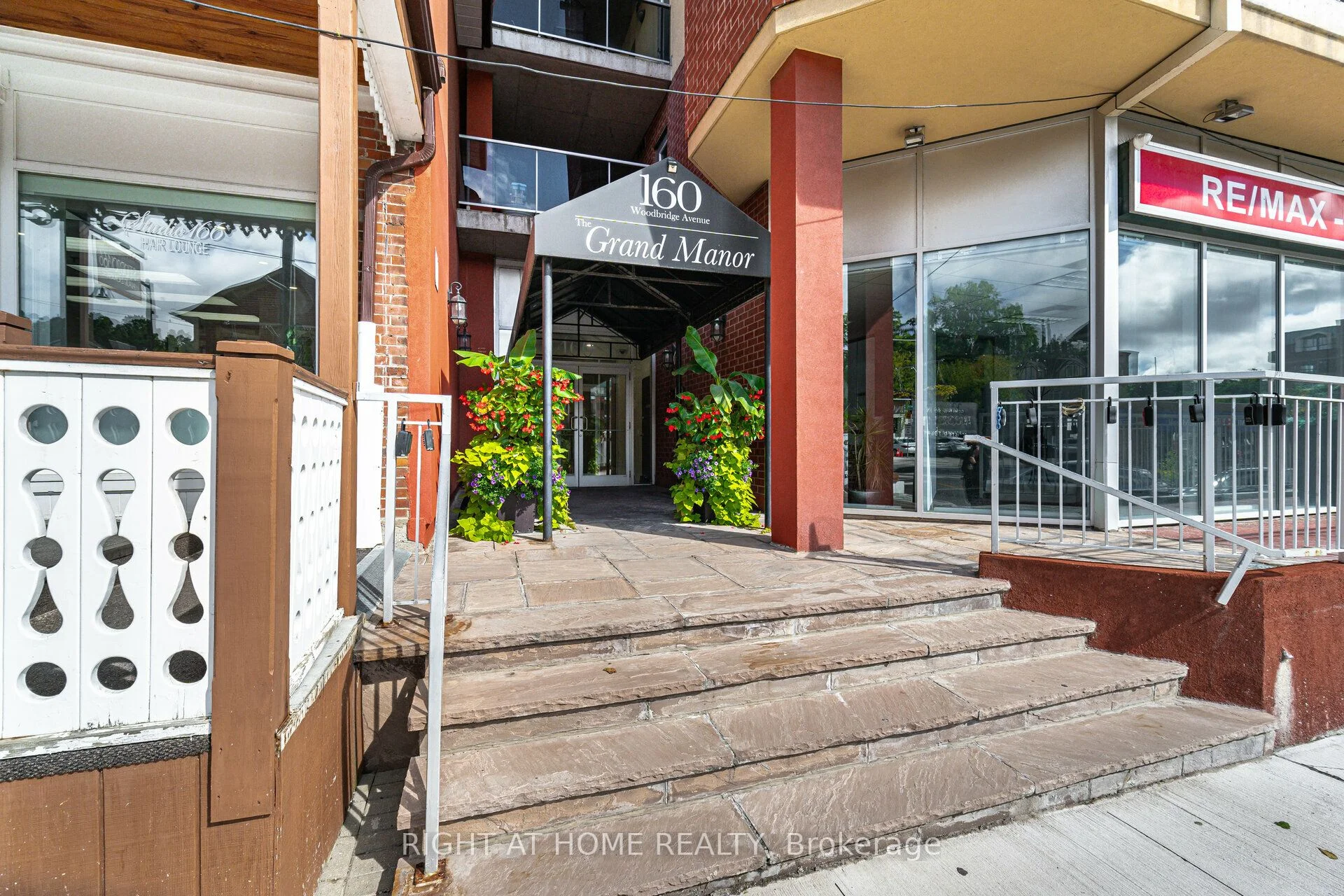 160 Woodbridge Avenue 208, Vaughan, On L4l 0b8