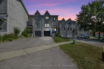 Att/Row/Townhouse in Georgina