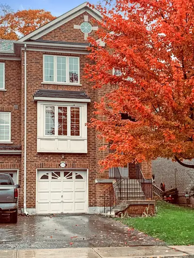 Att/Row/Townhouse in Newmarket