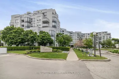 Condo Apartment in Vaughan