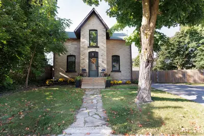 Detached in Brock