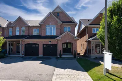 Att/Row/Townhouse in Vaughan