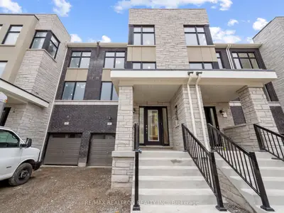 Att/Row/Townhouse in Richmond Hill