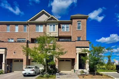 Att/Row/Townhouse in Newmarket