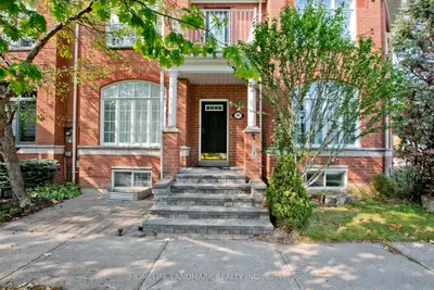 Att/Row/Townhouse in Richmond Hill