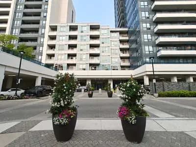 Condo Apartment in Vaughan
