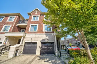 Att/Row/Townhouse in Richmond Hill