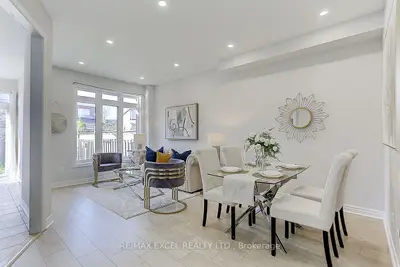 Att/Row/Townhouse in Richmond Hill