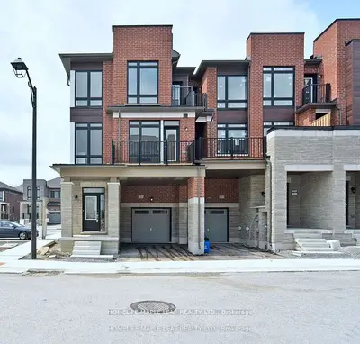 Att/Row/Townhouse in Aurora