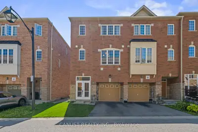 Att/Row/Townhouse in Richmond Hill