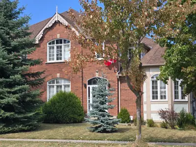 Att/Row/Townhouse in Newmarket