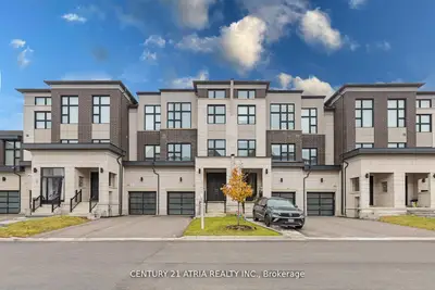 Att/Row/Townhouse in Richmond Hill