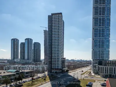 Common Element Condo in Vaughan