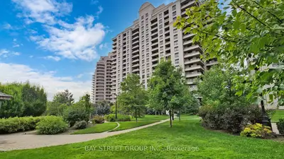 Condo Apartment in Vaughan