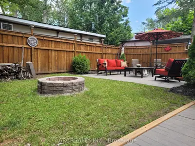 2 Bluebird Lane, Georgina, On L0e 1n0