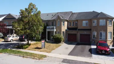 Att/Row/Townhouse in Newmarket