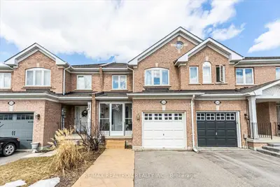 Att/Row/Townhouse in Newmarket
