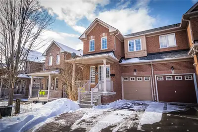 Att/Row/Townhouse in Newmarket