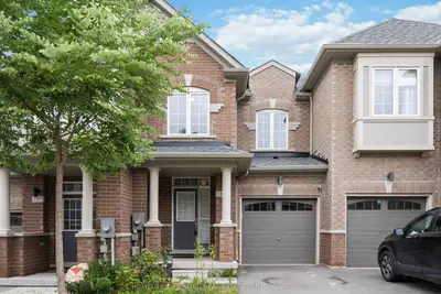 Att/Row/Townhouse in Newmarket