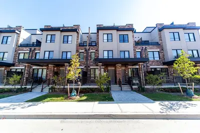 Condo Townhouse in Bradford West Gwillimbury