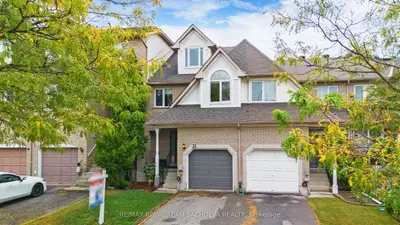 Att/Row/Townhouse in Richmond Hill