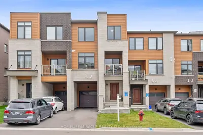 Att/Row/Townhouse in Newmarket