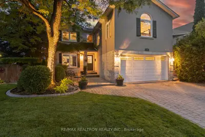 375 Kelly Crescent, Newmarket, On L3y 7k4