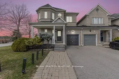 Att/Row/Townhouse in Richmond Hill