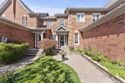 Att/Row/Townhouse in Aurora