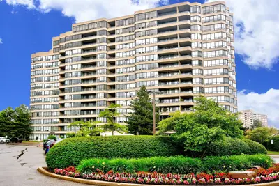 Condo Apartment in Richmond Hill
