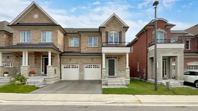 Att/Row/Townhouse in Richmond Hill