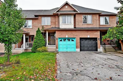 Att/Row/Townhouse in Newmarket