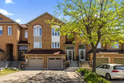 Att/Row/Townhouse in Vaughan