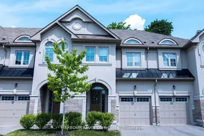 Att/Row/Townhouse in Richmond Hill