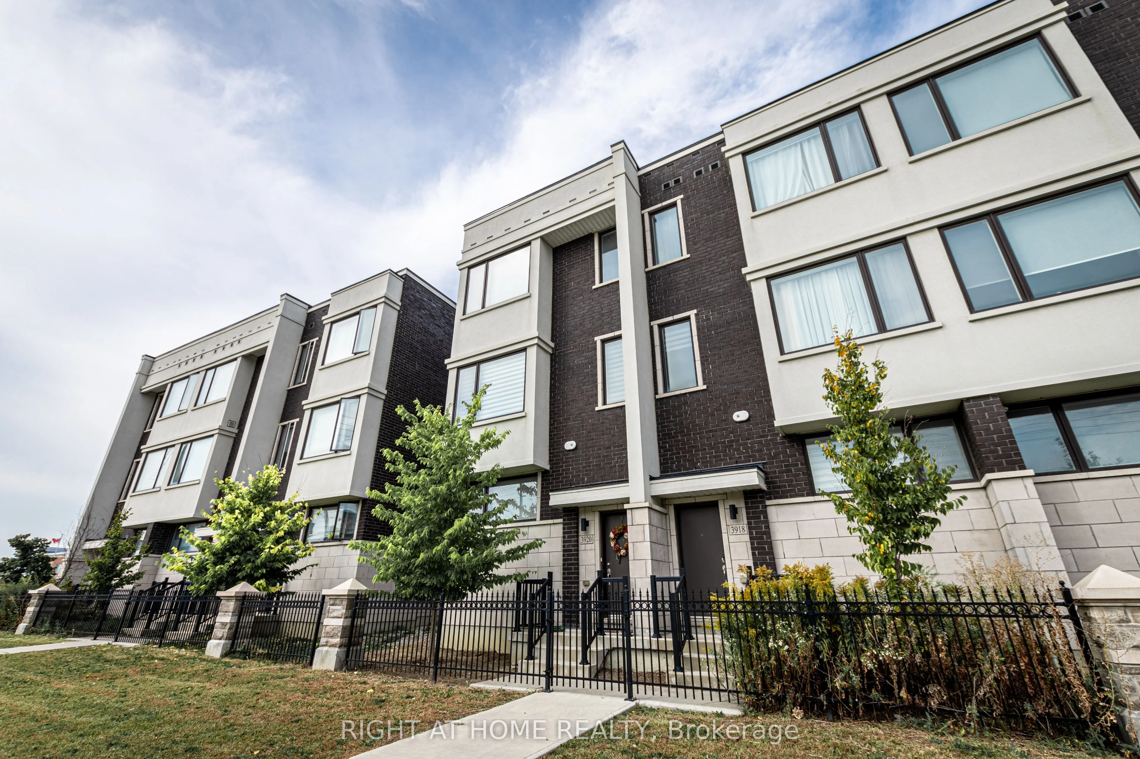 Att/Row/Townhouse in Vaughan