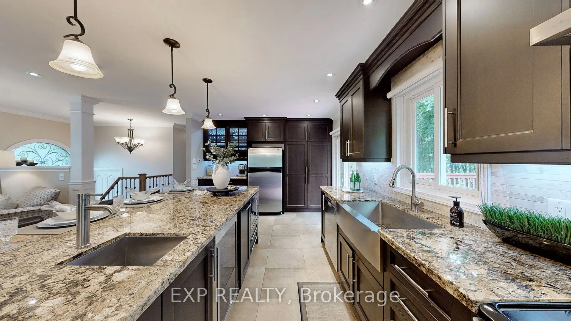 8 Amberglen Court, East Gwillimbury, ON L9N 1J6