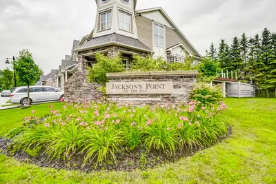 Att/Row/Townhouse in Georgina