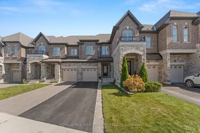 Att/Row/Townhouse in East Gwillimbury