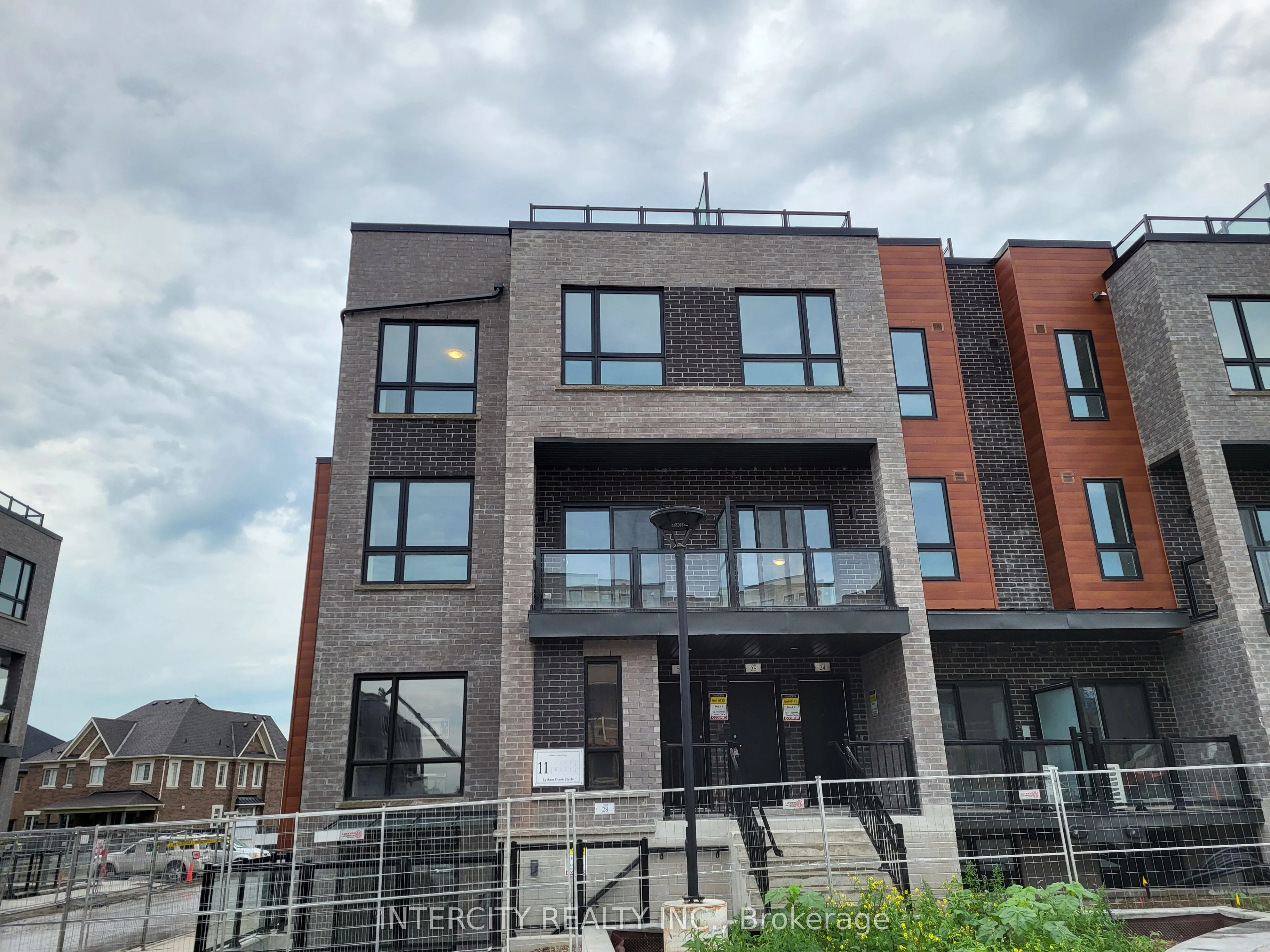 11 Lytham Green Circle 26, Newmarket, On L3y 0c7
