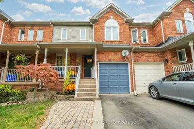 Att/Row/Townhouse in Aurora