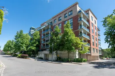 Condo Apartment in Vaughan